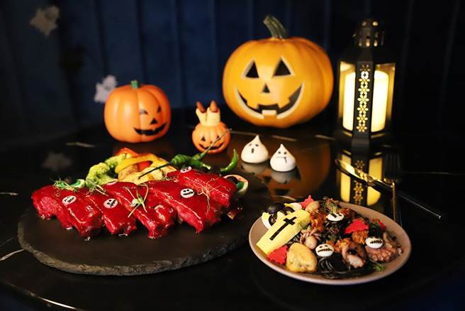 逸‧市集提供自助百匯，加入萬聖節元素餐點「吸血鬼肋排」及「暗黑地獄麵」。（COZZI Blu和逸飯店．桃園館提供）