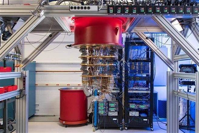 美国谷歌公司前年10月在加州大学教授马蒂尼斯教授领导下推出了一台强大的「悬铃木」量子电脑，是全球首部量子电脑。（图／推特@dmitrosel007)