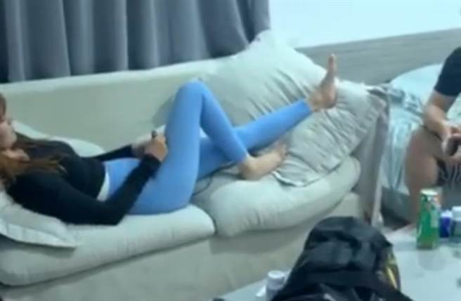 人妻还将抓奸「床照」PO网，网友痛批渣夫。（翻摄搜狐网）