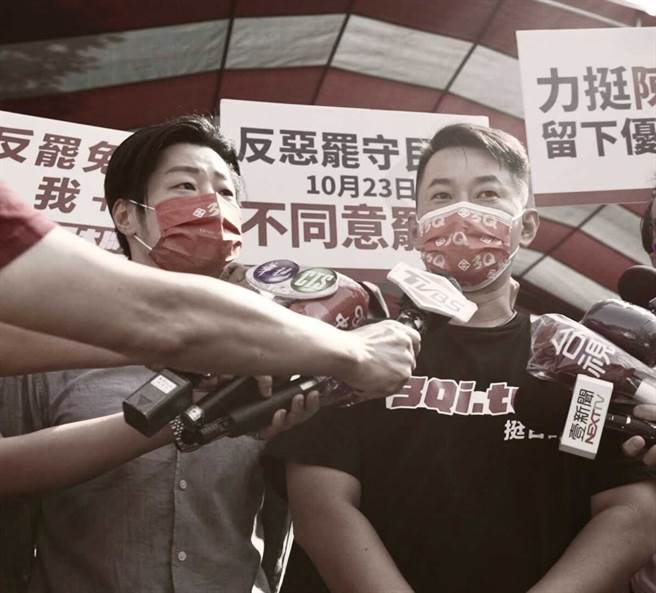 陈柏惟(右)遭罢免后，外界都认为下一个会是万华区立委林昶佐。(图／林昶佐脸书)