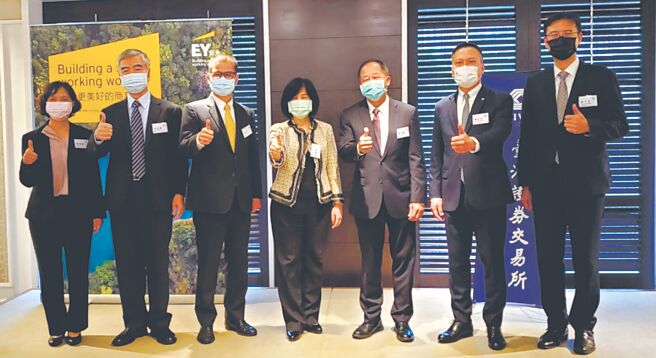 證交所副理張淑貞（左起）、副理余宗普、經理鄭村、副總經理陳麗卿、八貫企業公司董事長劉宗熹、安永聯合會計師事務所所長傅文芳、氣候變遷與永續發展服務負責人曾于哲執業會計師等合影。圖／安永提供