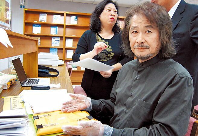 民進黨前主席施明德2012年到檔案管理局調閱檔案，發現多處資料被遮掩，當場發怒。（中央社）