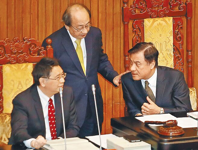民進黨立院黨團總召柯建銘（中）說，公投若沒守住，任何黨都沒辦法執政。圖為2016年立法院院會三讀通過《公職人員選舉罷免法》修正案，降低罷免門檻。（本報資料照片）