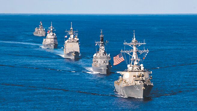 美國、澳洲和日本的船艦在日本周邊海域進行聯合演訓。澳洲國防部長杜登表示，中國若進犯台灣，澳洲將與美國同進退，而澳中是否因此開戰，要問北京。（摘自美軍太平洋艦隊臉書）