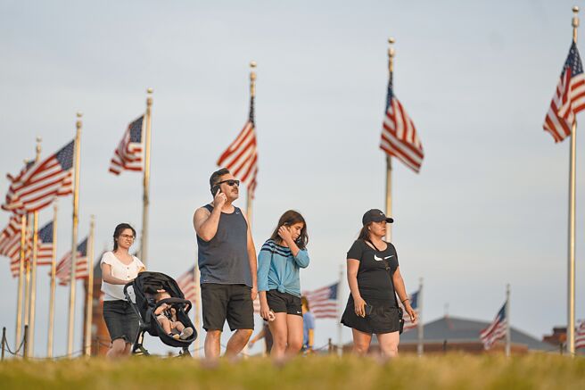 根据财经杂志《财星》22日的报导，供应链问题已蔓延至学校的食堂，正处于身体发育重要时期的孩子，现在吃不到新鲜蔬菜、鸡肉，连麵包花生酱也断货。（新华社）