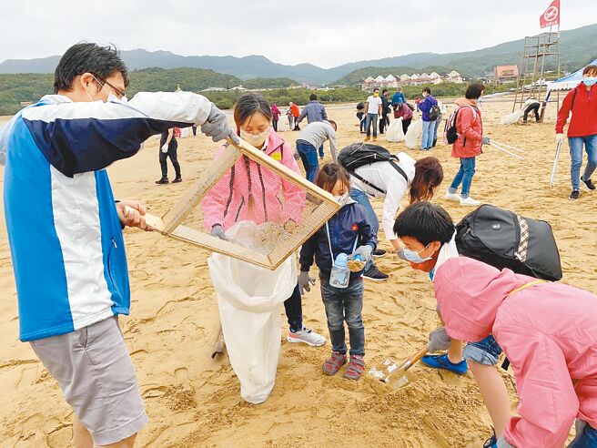 灵鹫山与福容大饭店今年再次携手「净滩免费看沙雕」活动，民眾热烈响应。（灵鹫山佛教教团提供／叶书宏新北传真）