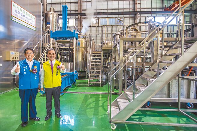 农委会粮食署长胡忠一（右）称讚县长杨文科（左）大力支持，才让大家看到「仙草区域加工中心」的成果。（罗浚滨摄）