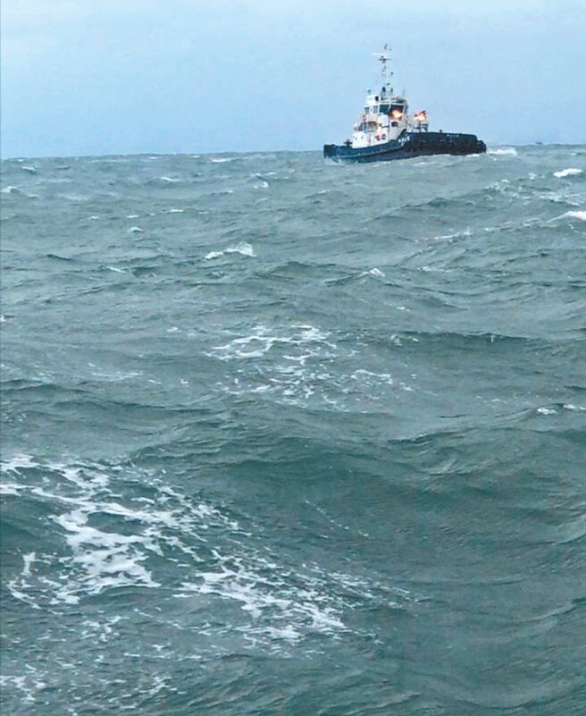 中油桃园炼油厂外海蛇管渗漏，油污污染海域达4万平方公尺，中油公司25日和海管处、海保署、海巡署北部分署紧急开会商讨，阻绝油污扩散。（海管处提供／蔡依珍桃园传真）