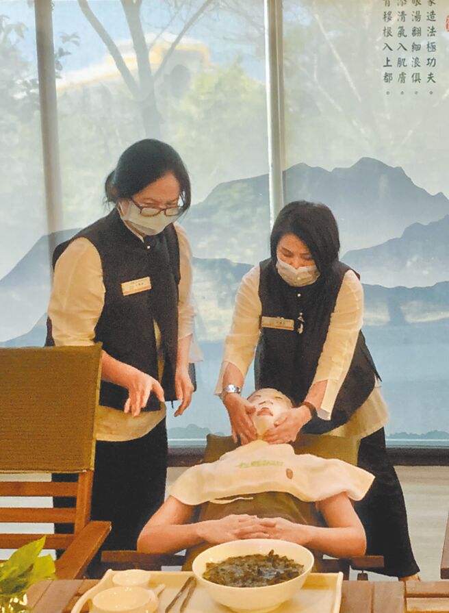 南投县名间乡松柏岭茶文化主题馆，提供茶面膜等六觉体验。（廖志晃摄）