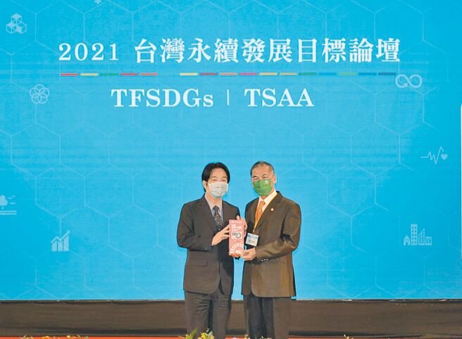 「2021 TCSA 台湾永续奖」于13日揭晓「永续发展目标行动奖（TSAA）」获奖名单，台湾中油公司首次参赛即荣获1金2银，由副总统赖清德（左）颁奖给总经理兼代理董事长李顺钦（右）。（台湾中油提供）