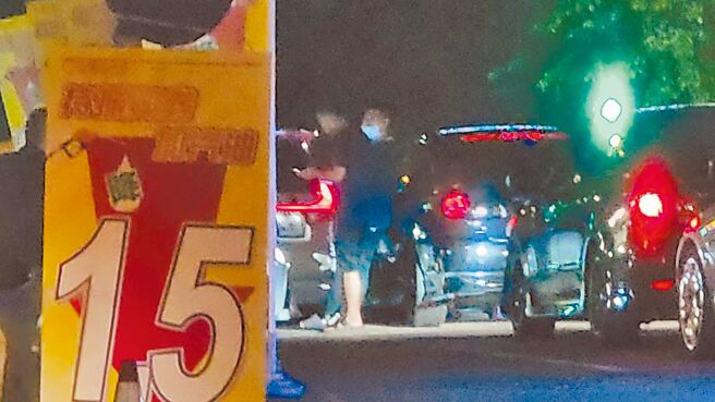 高雄巿飙风再起，飙车车队在加油站聚集，车主下车聊天，等待同好前来相聚。（读者提供／石秀华高雄传真）