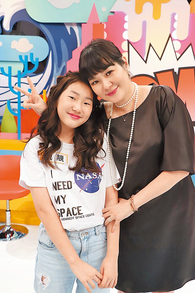 Vicky（右）近日带着和女儿靓靓作客《同学来了》。（中天综合台提供）