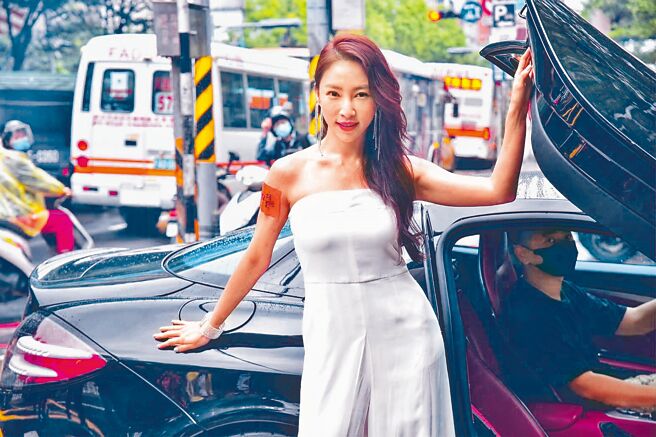 张家玮昨搭乘超跑出席烧肉店开幕活动。（凤凰艺能提供）