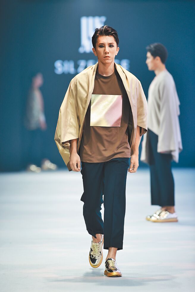 1.東裝SILZENCE本季以金色為主軸，秀上可見家居服比例增加。（臺北時裝週提供）