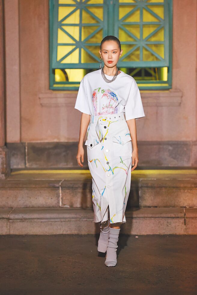 4.JAMIE WEI HUANG本季將疫情、自己某次肢體意外的經歷為靈感，以「我折斷一部分的自己」為題發表2022春夏系列。（臺北時裝週提供）