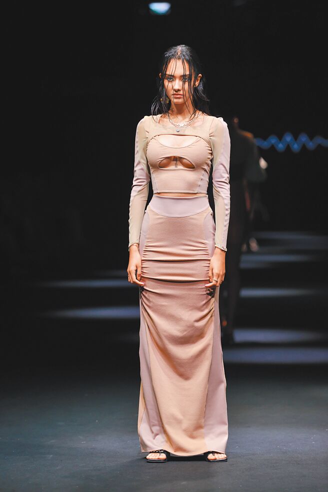 5.Seivson將Covid-19隱喻為隱匿於你我間的特務，服裝上則模糊內衣、外衣界線，並運用挖空、露臍等手法增加女性曲線與魅力。（臺北時裝週提供）