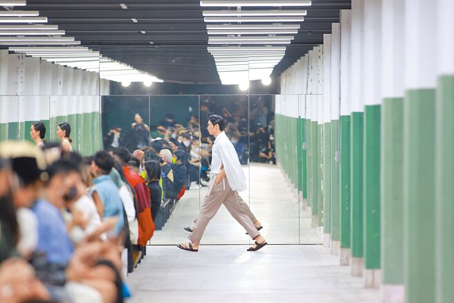 DOUCHANGLEE本季秀場選址於松菸南向製菸工廠，僅用鏡子、工業用日光燈呈現宛若教室、製衣工作坊的情境，回歸服裝質樸本質。（DOUCHANGLEE提供）
