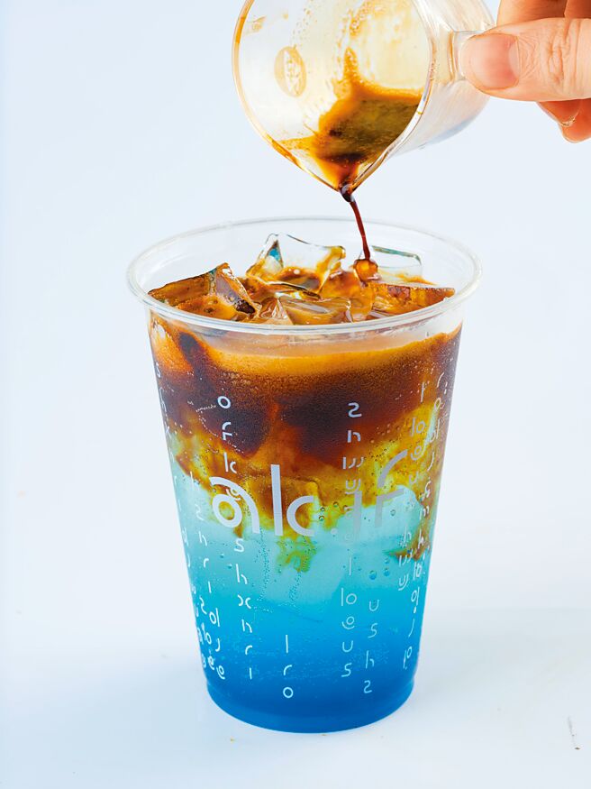 Ak.if咖啡藍色泡泡，使用台東都蘭李子醋、卡普部落馬告，150元。（Ak.if提供）