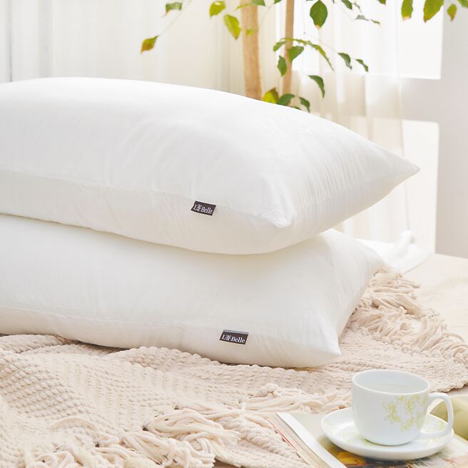 京站于11月1日当天在「京站LIVE购」中，推出义大利La Belle抑菌可水洗舒眠枕1元抢优惠，原价1680元，限量30个。（京站提供）