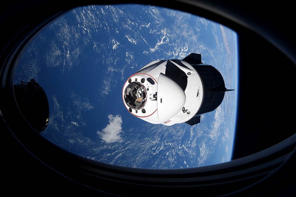 SpaceX的2艘「乘龙」（Crew Dragon）太空船爆出「漏尿」问题，输送尿液的管线破裂，导致尿液喷溅得到处都是。（资料照／美联社、NASA提供）(photo:ChinaTimes)