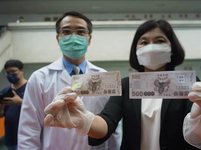 云林县长张丽善（右）传授真偽五倍券辨认技巧。（图/资料照，张朝欣摄）