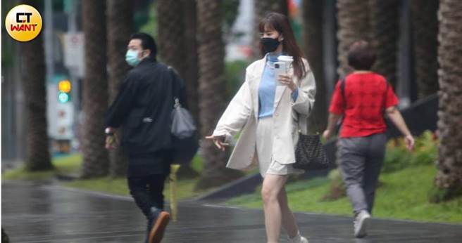 一身白色套装短靴的何紫妍，结束工作后从电视台离开。（图／本刊摄影组）