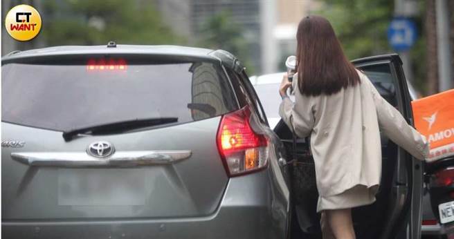 已经有一台车在电视台外等待，何紫妍快步上车。（图／本刊摄影组）
