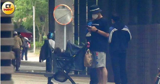 车子开进一栋大楼停妥后，一名黑帽男推着推车，车上有何紫妍的爱犬。（图／本刊摄影组）