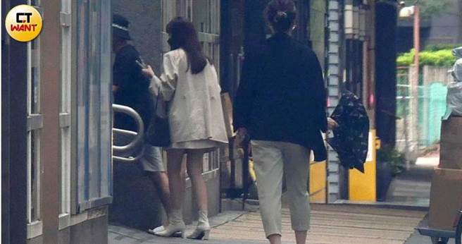 何紫妍与黑帽男一同进入该大楼，据悉该处是她的住处。（图／本刊摄影组）