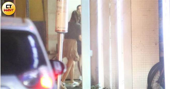 返家四个多小时后，两人又开车出门，先接了一名男姓友人，再前往中正区知名麻辣火锅店，何紫妍先下车进入店内。（图／本刊摄影组）