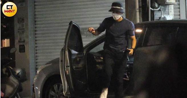 男子将车停妥，也随后进入麻辣火锅店会合。（图／本刊摄影组）