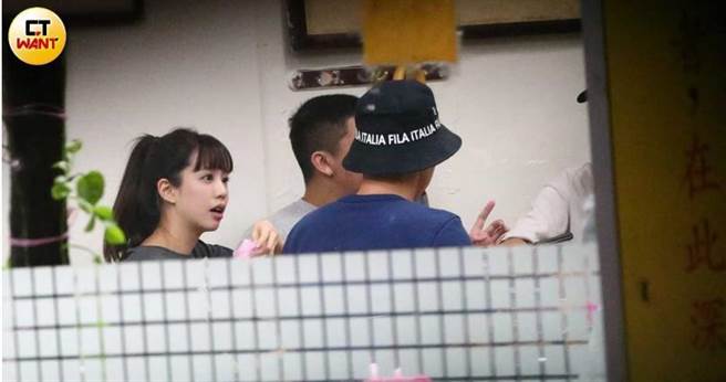 开始用餐后，何紫妍心情显得很不错，跟大伙挺有话聊。（图／本刊摄影组）