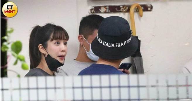 不知道聊到什么话题，何紫妍瞪大了眼睛，表情相当讶异。（图／本刊摄影组）