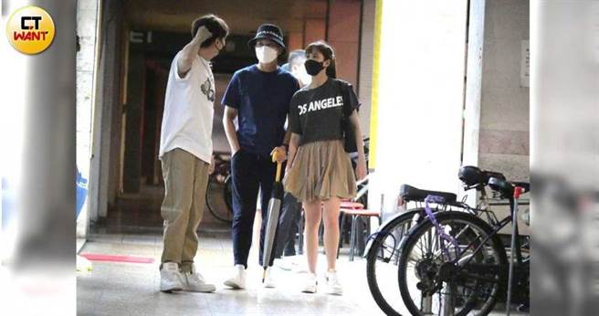 嗑完锅后，大家各自道别，何紫妍与黑帽男与一名男子一同离开，中途先送该男回家。（图／本刊摄影组）