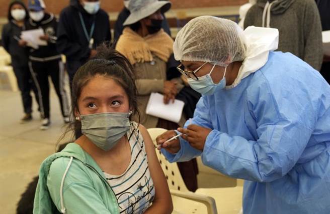 美國政府顧問組成的高級醫療小組今天以壓倒性多數表決通過，建議食品暨藥物管理局（FDA）批准5至11歲兒童接種輝瑞生產的COVID-19（2019冠狀病毒疾病）疫苗，為兒童在數週內接種疫苗鋪路。(圖/美聯社)