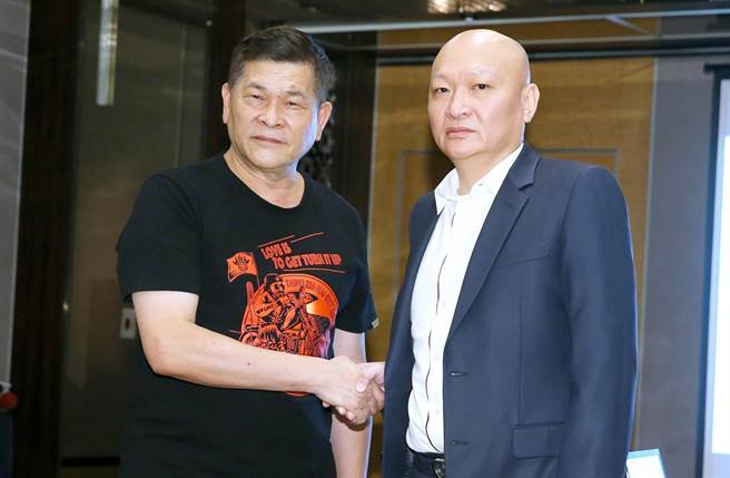 澎恰恰先前和好友林秉文开记者会说明还款进度。（图／中时资料照片）