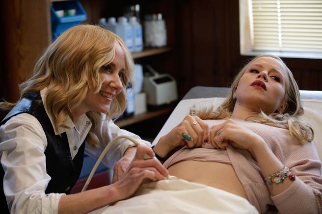 安海契在《天崩飓裂》中饰演母爱满满的妇产科医师。（采昌提供）