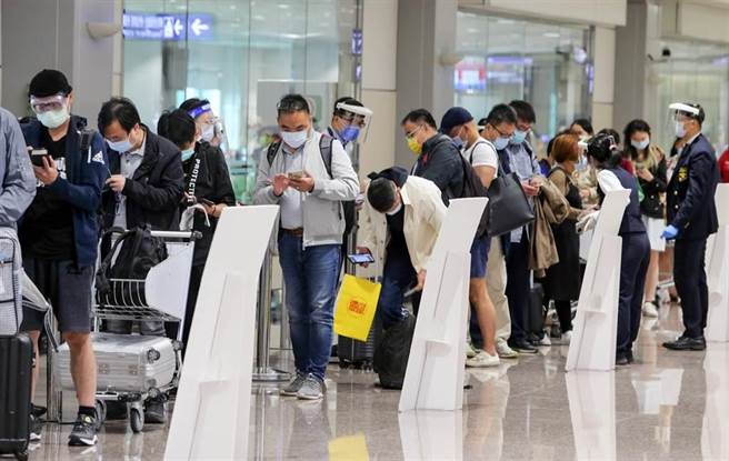 图为桃园机场入境旅客检疫，人潮大排长龙。（资料照）
