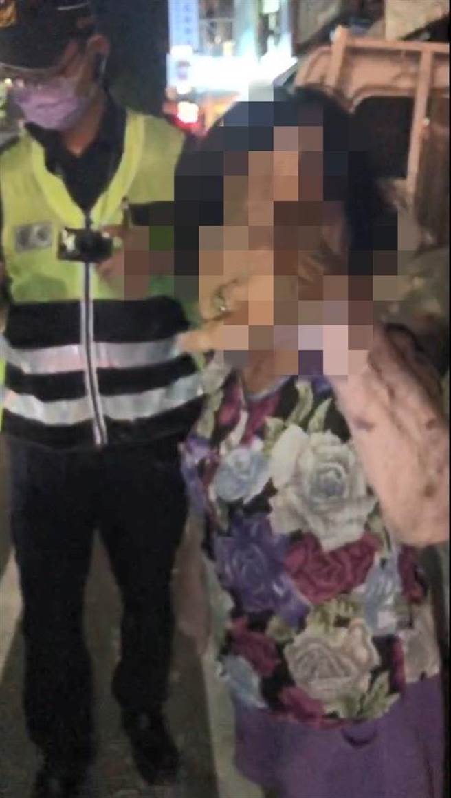 88歲的陳姓老嫗於黎明路與五權西路口，步履蹣跚行走於路中央，警方如及時雨前往協助。（警方提供）