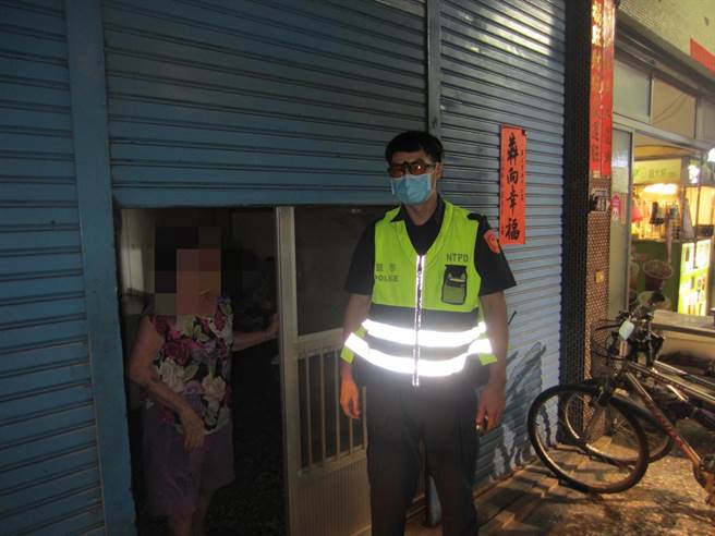 陳姓老嫗在員警陪同下，平安回到她溫暖的家。（警方提供）