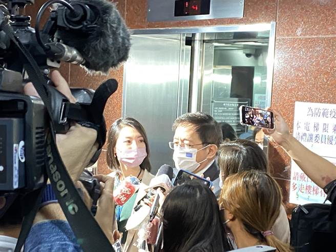 台大校长管中闵决定不续任，他今天出现在立法院议场，引起媒体包围。（林志成摄）