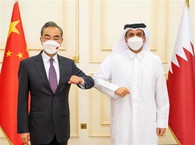 王毅（左）与卡达副首相会谈推战略伙伴关系。（中国外交部网站）