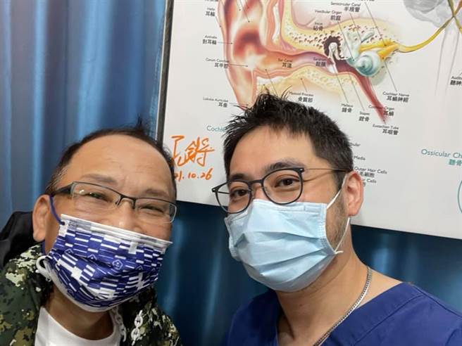 孔锵和从小看他电视长大的院长合照。（图／FB@孔锵）