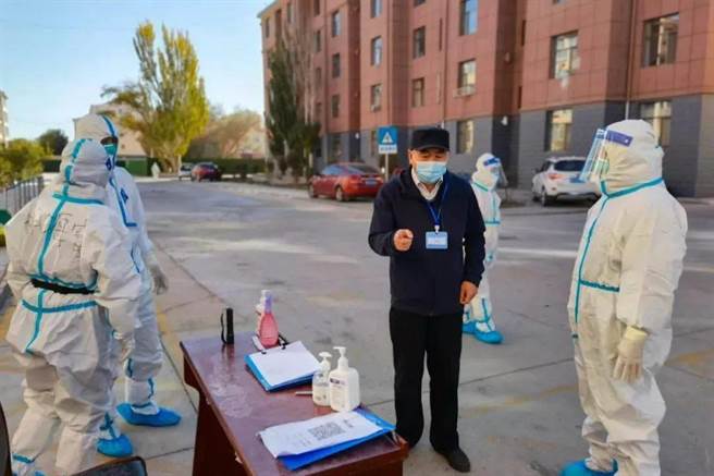 火线上任额济纳旗旗委书记代钦（中）：不听劝阻擅自外出见一个抓一个依法究责。（今日阿拉善微信公眾号 ）