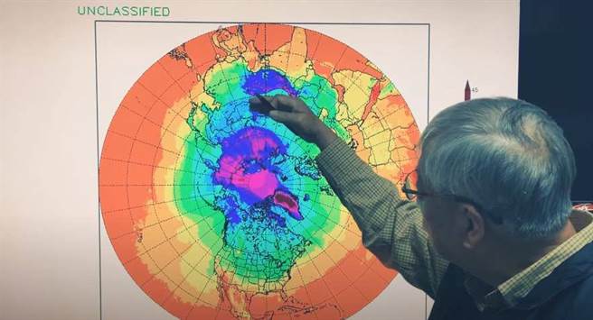 气象专家李富城指出极区的低温一直往东半球扩张。(翻摄自YouTube)