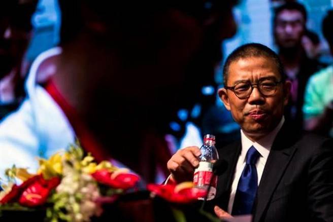 2021胡润百富榜发布，农夫山泉创办人锺睒睒首登中国首富。(新华社)