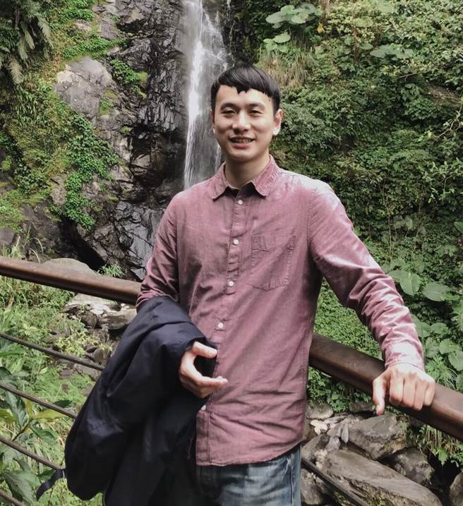 何立诚转职永庆房屋不到四年的时间，因为细心的服务，让他几乎每个月都成功晋升。(图/永庆房屋提供[疫情前拍摄])