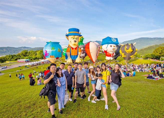 工作上有同事互相支援、鼓励，良性竞争让大家更有目标往前迈进。(图/永庆房屋提供[疫情前拍摄])


