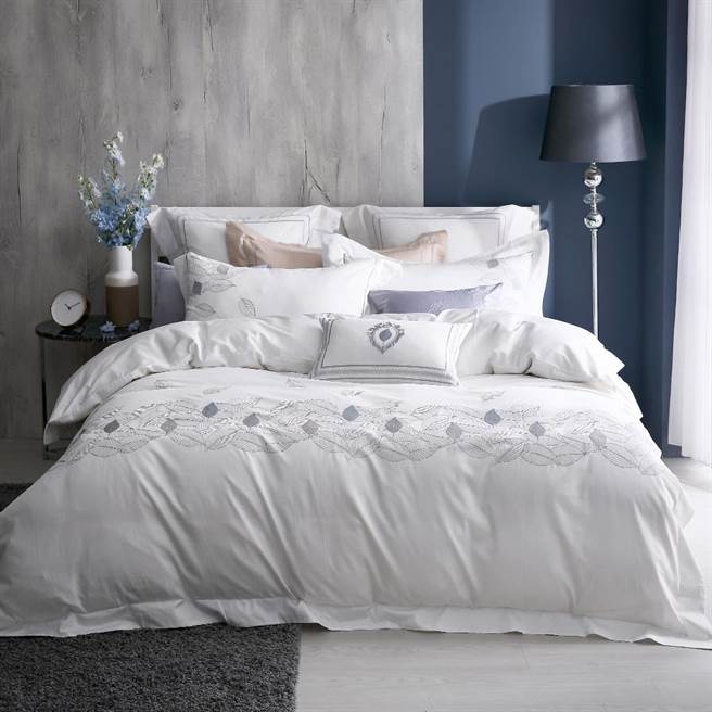 微風南京HOYACASA 300織長纖棉兩用被床包四件組，原價1萬9900元、特價3980元，限量20組。（微風提供）