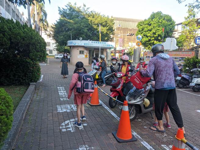 台南市东区大同国小机车入校园接送，兼顾人车分流。(台南市教育局提供／曹婷婷台南传真)